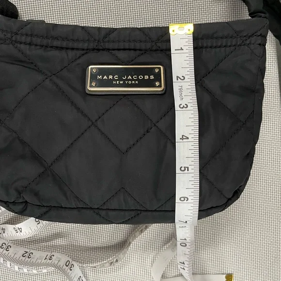 Marc Jacobs quilted purse. Crossbody, w/adjustable strap, internal pocket. Black - Picture 11 of 12